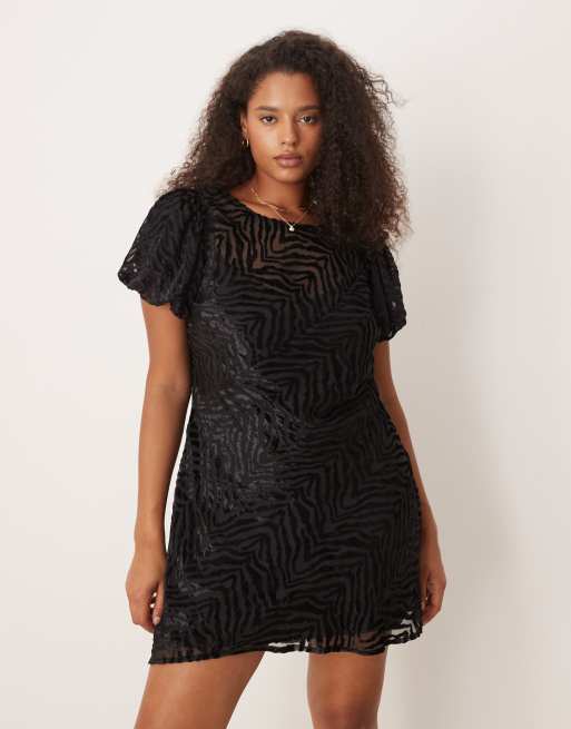 Vestido corto negro con mangas abullonadas y estampado animal devoré de terciopelo de ASOS DESIGN Curve, 4 de 4
