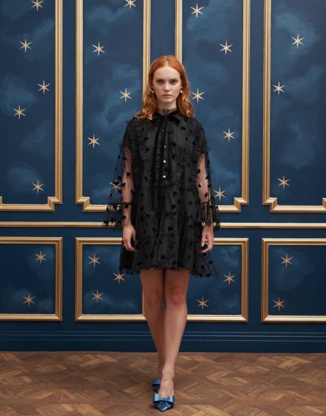Vestido corto negro con patrón de corazones en relieve y lazo en la parte delantera de Sister Jane - view 1