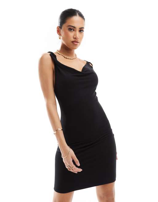 Vestido corto negro con tirante retorcido y detalle de adorno de ASOS DESIGN