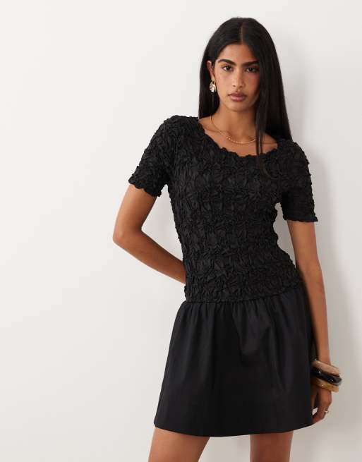 Vestido corto negro con vuelo de tejido texturizado tridimensional de YAS , 3 de 4