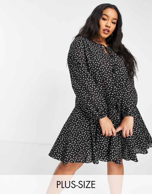 Vestido corto negro con vuelo, estampado floral pequeño y bajo plisado de Glamorous Curve