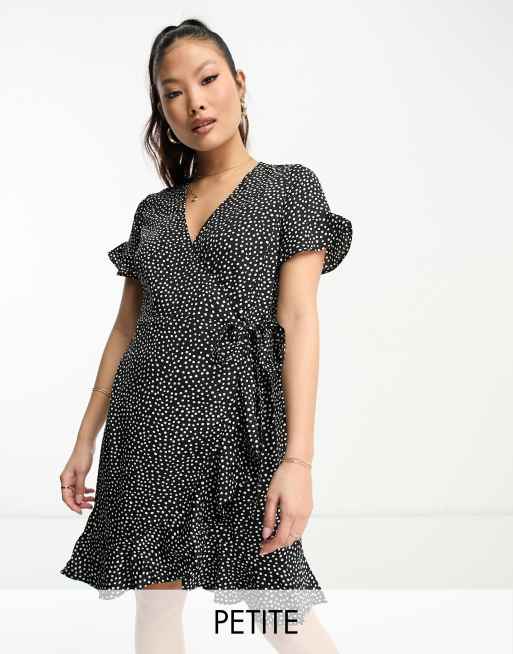 Vestido corto negro cruzado con estampado de lunares de Vero Moda Petite