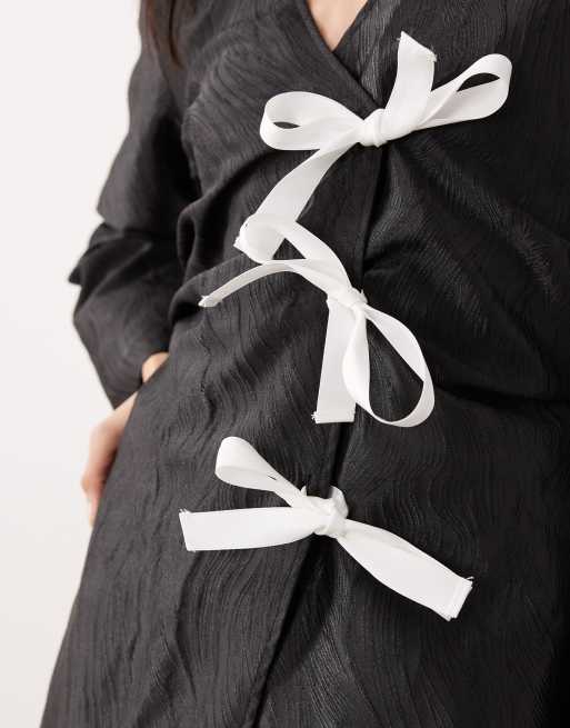 Vestido corto negro cruzado con lazo en contraste de Ghospell, 2 de 4