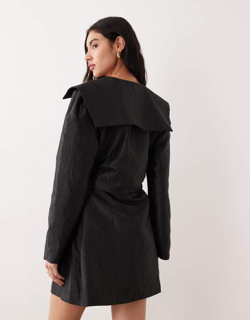 Vestido corto negro cruzado con lazo en contraste de Ghospell, 4 de 4