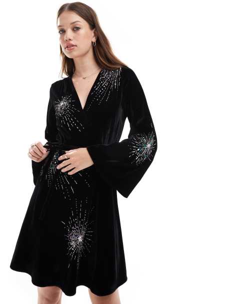 Vestido corto negro cruzado de terciopelo con adornos de fuegos artificiales de Hope & Ivy - view 1