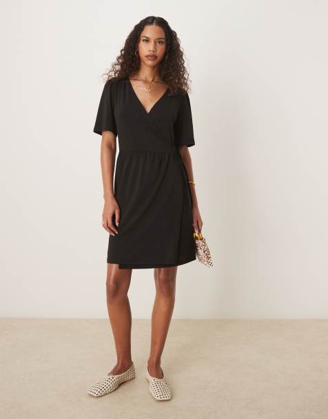 Vestido corto negro cruzado en la parte delantera con lazada lateral de punto liso de VILA - view 1