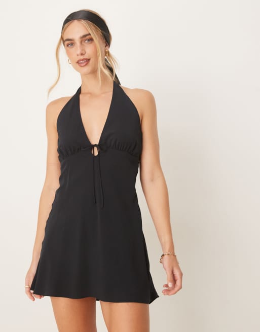 Vestido corto negro de corte al bies con cuello halter anudado de