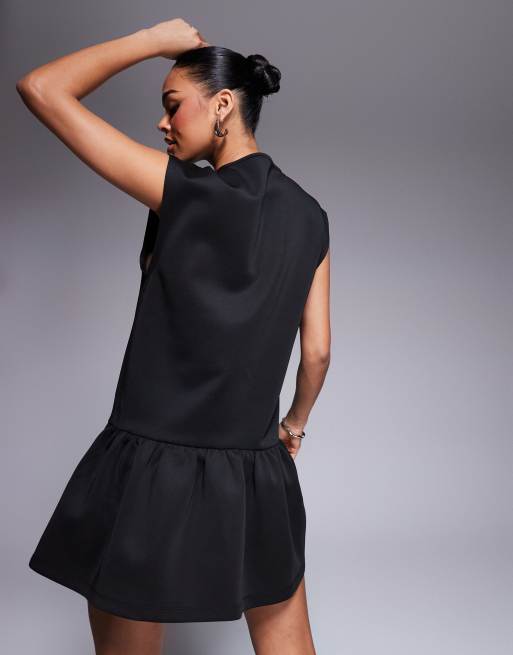 Vestido corto negro de corte cuadrado con cintura baja de tejido