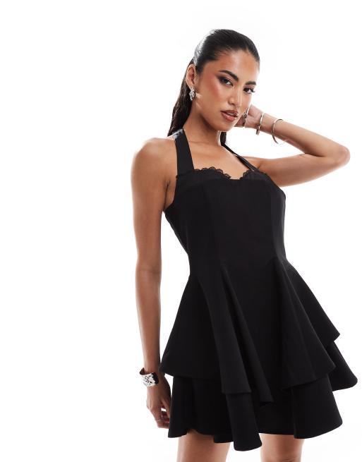 Vestido corto negro de corte skater con cuello halter y detalle tipo sujetador exclusivo de Murci
