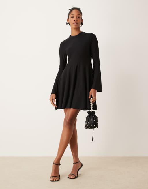 Vestido corto negro de corte skater con mangas acampanadas de ASOS DESIGN, 2 de 4