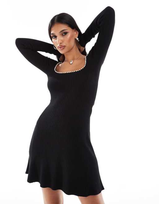 Vestido corto negro de corte skater de punto con cuello cuadrado y ribete de perlas de In The Style