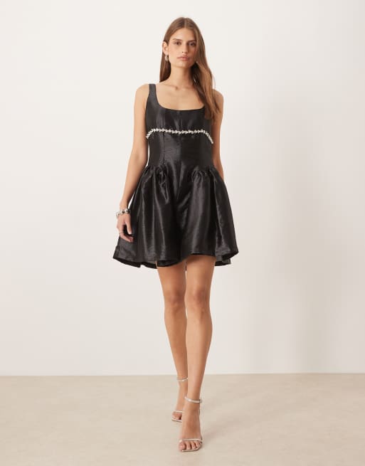 Vestido corto negro de estilo babydoll con detalle de costura en las caderas y detalle de strass de Amy Lynn