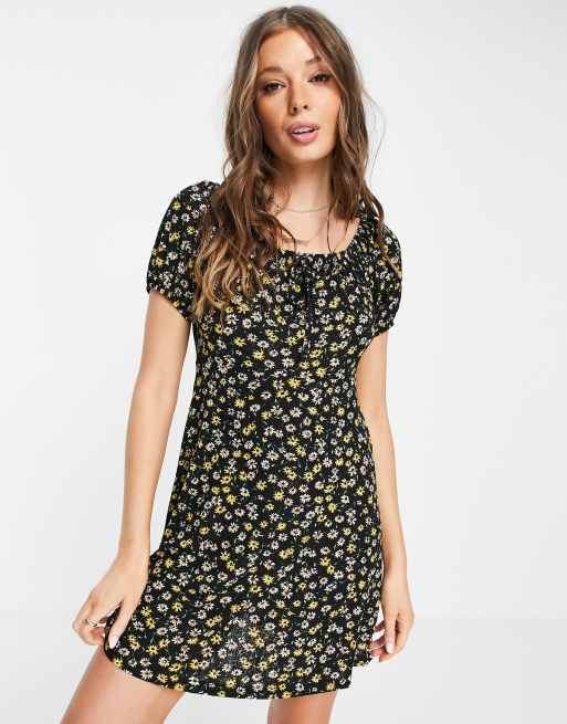 Vestido corto negro de estilo mesonera con estampado de margaritas de JDY