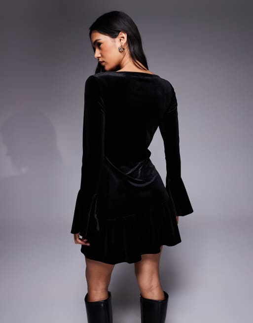 Vestido corto negro de manga larga acampanada de terciopelo de ASOS DESIGN, 3 de 4