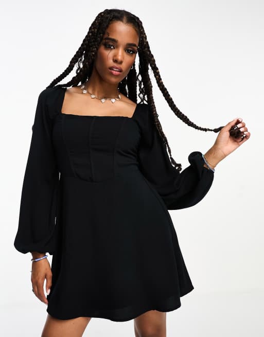 Vestido corto negro de manga larga con cuerpo estilo cors de