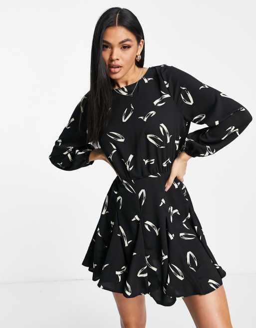 Vestido corto negro de manga larga con estampado abstracto de satén de AX Paris