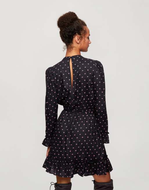 Vestido corto negro de manga larga con estampado de florecitas de Miss Selfridge, 2 de 4