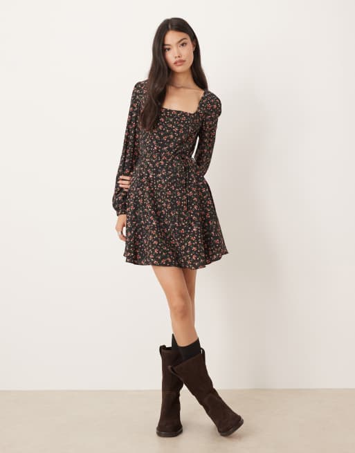 Vestido corto negro de manga larga con estampado floral rojo y cuello cuadrado de Glamorous