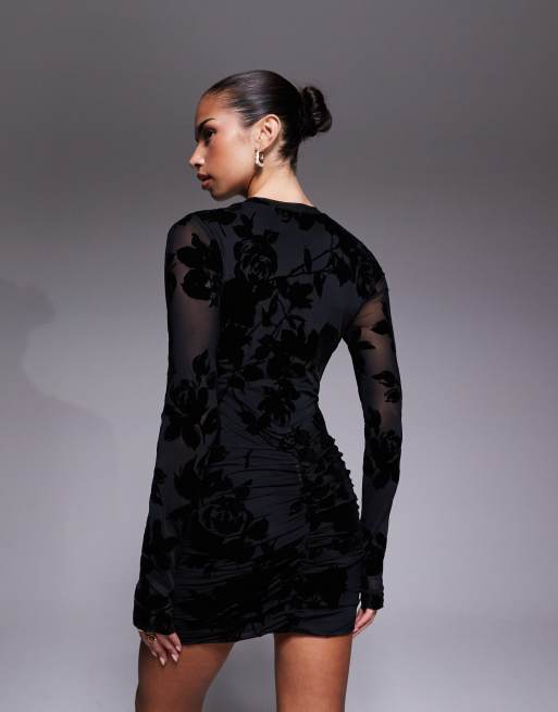 Vestido corto negro de manga larga con patrón flocado de rosas de malla de AFRM, 2 de 4