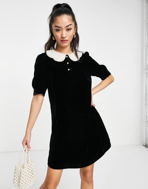 Vestido corto negro de terciopelo con cuello de perlas sintéticas de & Other Stories, 3 de 4
