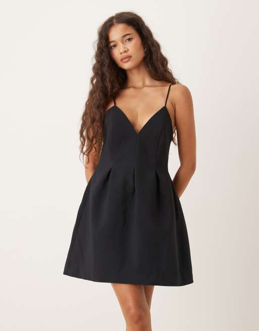 Vestido corto negro de tirantes con cintura moldeada de ASOS DESIGN, 2 de 4