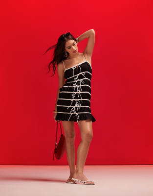 Vestido corto negro escalonado con tiras anudadas blancas en contraste de ASOS DESIGN - view 1