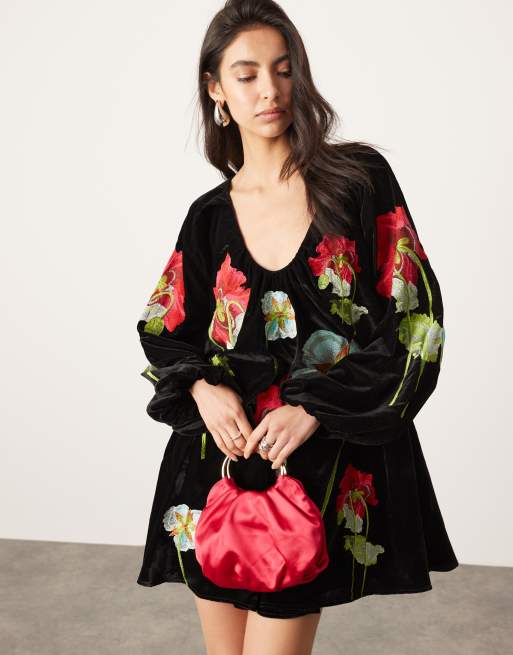 Vestido corto negro escotado de corte amplio con bordados florales de terciopelo de ASOS EDITION