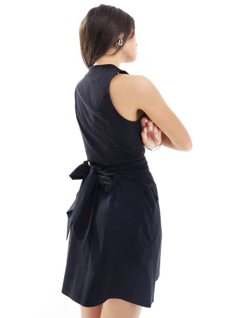 Vestido corto negro escotado sin mangas con cinturón a juego de ASOS DESIGN, 2 de 4