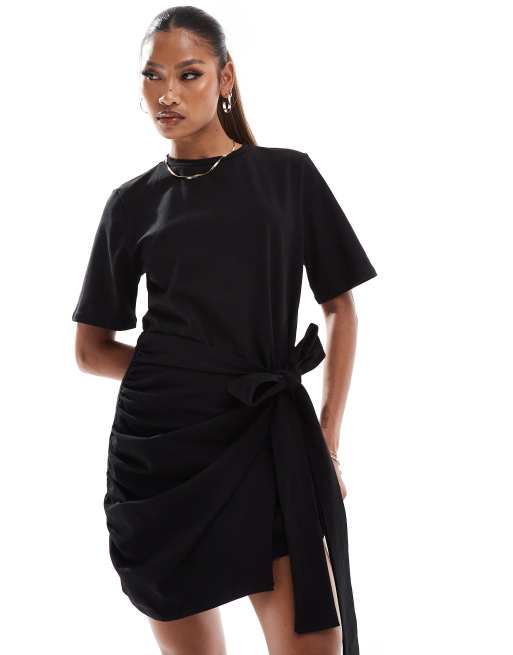Vestido corto negro estilo camiseta con diseño cruzado y lazada lateral exclusivo de In The Style
