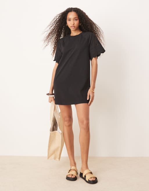 Vestido corto negro estilo camiseta con mangas de encaje de croché de ASOS DESIGN, 2 de 4