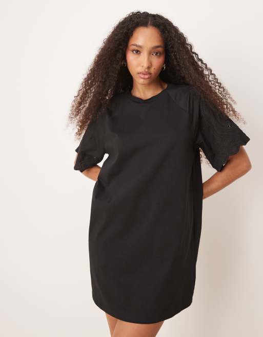 Vestido corto negro estilo camiseta con mangas de encaje de croché de ASOS DESIGN, 4 de 4