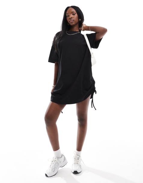 Vestido corto negro estilo camiseta extragrande con laterales fruncidos de In The Style - view 1