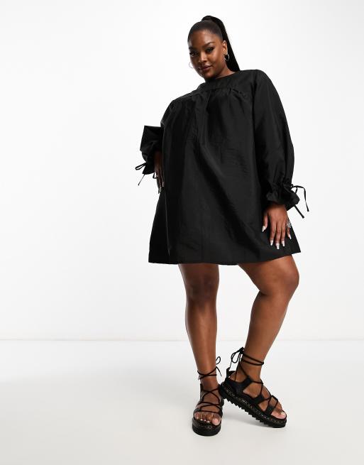 Vestido corto negro estilo paracaidista de corte trapecio de ASOS DESIGN Curve, 2 de 4