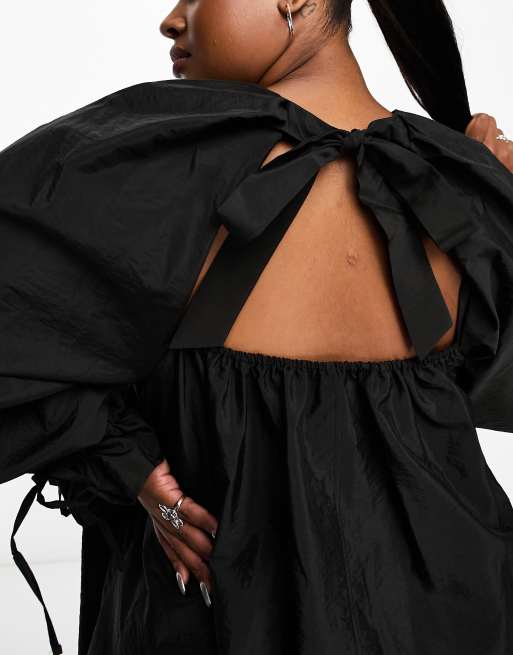 Vestido corto negro estilo paracaidista de corte trapecio de ASOS DESIGN Curve, 3 de 4