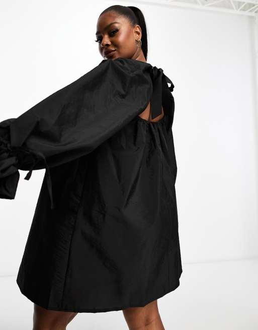 Vestido corto negro estilo paracaidista de corte trapecio de ASOS DESIGN Curve, 4 de 4