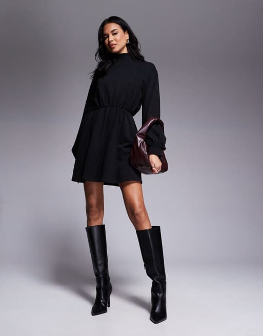 Vestido corto negro estilo sudadera con cuello alto y cinturilla