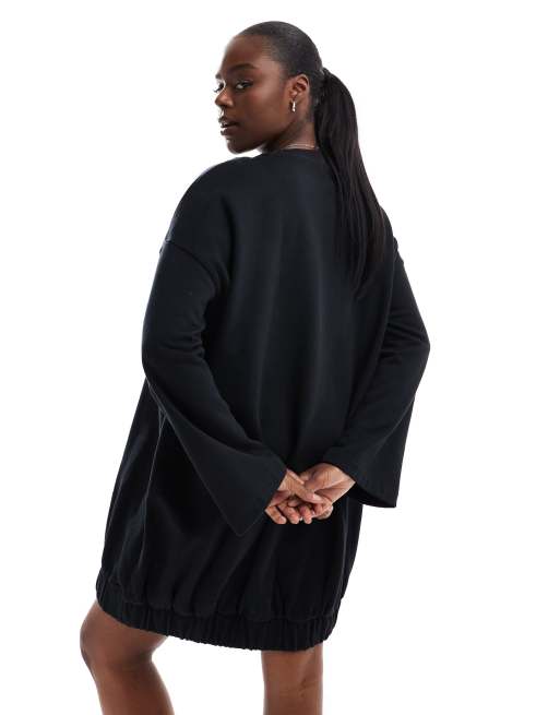 Vestido corto negro estilo sudadera con mangas de corte cocoon de ASOS DESIGN Curve, 2 de 4