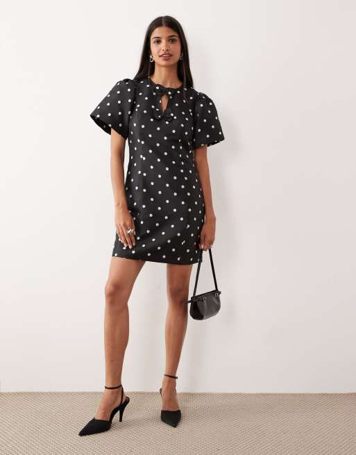 Vestido corto negro estructurado con estampado de lunares blancos y mangas abullonadas de YAS , 2 de 4