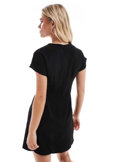 Vestido corto negro plisado con cintura ajustada de ASOS DESIGN Petite, 4 de 4