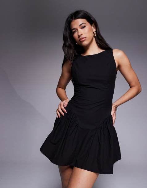 Vestido corto negro sin mangas con cuello barco y detalle plisado en la cadera de bengalina exclusivo de The Frolic - view 1