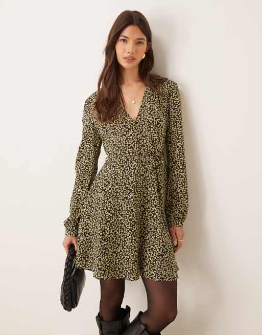 Vestido corto negro y amarillo de manga larga con estampado de florecitas y cuello de pico de Glamorous