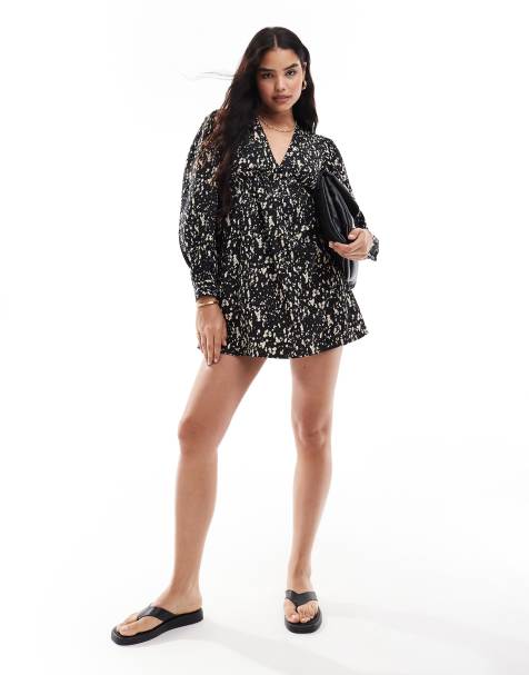 Vestido corto negro y crema amplio con cuello de pico y estampado difuminado de Wednesday's Girl - view 1