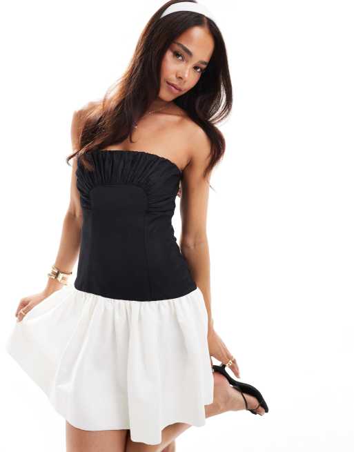 Vestido corto negro y crema fruncido con diseño color block de Forever New