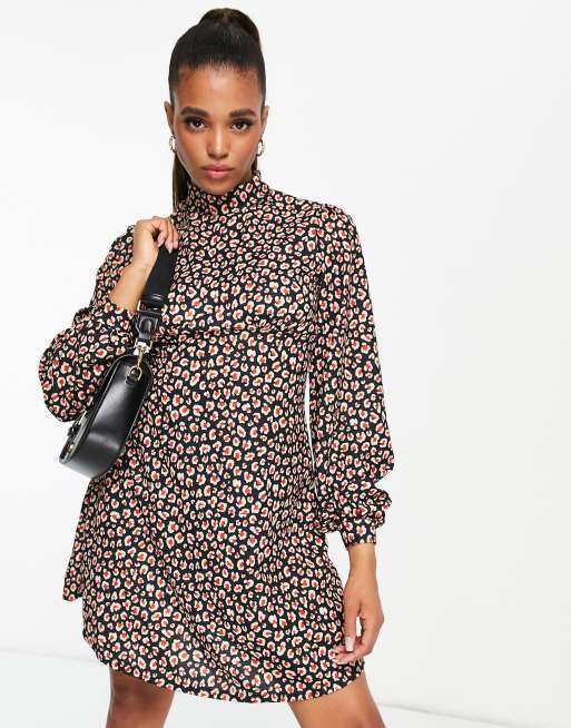 Vestido corto negro y rojo con estampado de leopardo de cuello alto de ASOS DESIGN