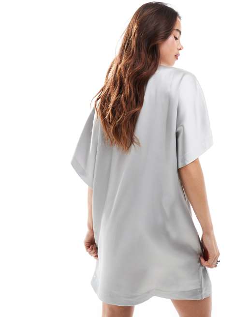 Vestido corto plateado estilo camiseta extragrande de satén de ASOS DESIGN, 4 de 4