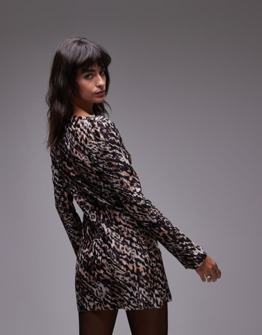 Vestido corto plisado de manga larga con estampado de leopardo de