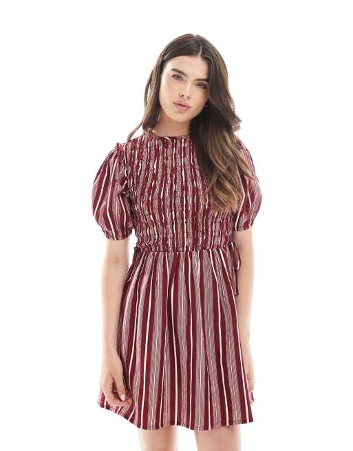 Vestido corto rojo a rayas con detalle fruncido de Wednesday's Girl