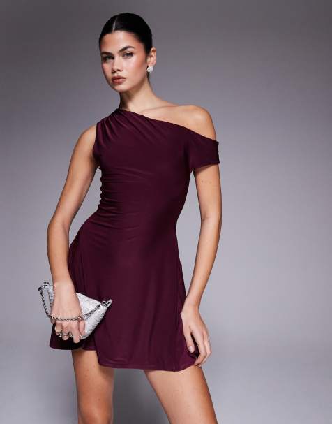 Vestido corto rojo cereza oscuro ceñido y drapeado de corte skater con diseño de doble capa, hombro caído y cintura entallada exclusivo de Kaiia - view 1