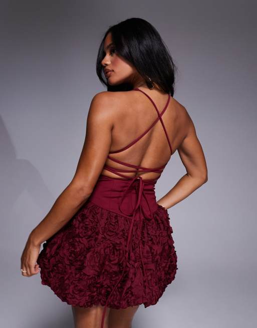Vestido corto rojo cereza oscuro de cuello halter con flores tridimensionales de ASOS LUXE, 2 de 4