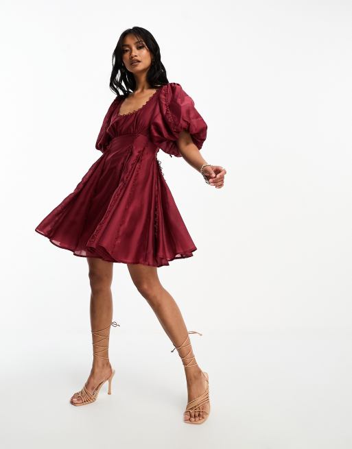 Vestido corto rojo con cuello cuadrado, mangas abullonadas e inserto de encaje de ASOS DESIGN, 3 de 4